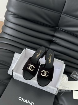 Chanel 25C新款双C拖鞋!这一季的蜜儿拖上脚太好看了上脚巨显细长 灰常滴高级!鞋面羊皮 内里 804