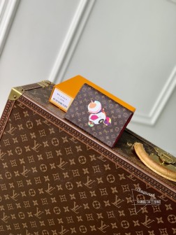 LV M14164 村上隆再版护照套 Monogram 涂层帆布 熊猫设计