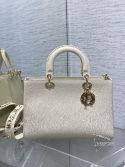 DIOR Lady D-Sire牛皮荔枝纹系列，牛皮质感超美，完美的廓形裁剪，搭配金属吊饰，酷帅随性又不失优雅，整体设计别致，可调节的宽肩带，搭配字母徽章，打造不同的时尚风格！Size：30×13×20cm