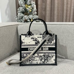 迪奥 【tote-26cm白星座测配皮天花板品质已出货比起经典款侧面以及底部从布料变成了皮质有了一根肩带可斜跨比布料的更重，更有型内部还有隔层[强]尺寸： .