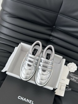 Chanel 25C新款熊猫运动休闲鞋百搭小白鞋 款式搭配不会出错撞色搭配活力满满啊 侧面压印log 135