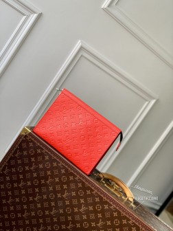 LV M61692 手拿包 POChette Voyage 压花红色 Ta材质 复刻版