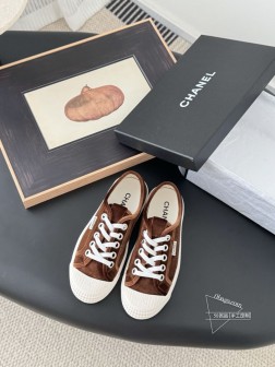 配白色飞机盒Chanel 25C隐藏款休闲小白鞋!Vintage感满满,中古复刻款get啦~小白鞋适 51