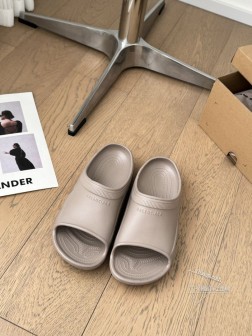 BALENCIAGE 巴黎世家 Pool Crocs 合作款厚底拖相信我,一定是一双可以让你整个夏天 537