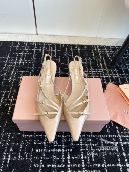 代购级MIU MI缪缪 2024早春新款后空凉鞋超级仙女 真的好甜再次击中少女心 柔软的鞋子,让所有 373