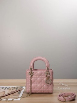 迪奥 蜜桃粉Lady Dior三格小羊皮手袋集中体现了 Dior 对典雅和美丽的深刻洞见。结合精致端庄的气质与时髦现代的风范，是经久不衰的经典单品。饰以浅金色饰面的标志性金属“D.I.O.R.”吊饰，为精美的轮廓增添一分灵动，搭配可调节皮肩带可拆卸金属链条肩带。Size：17x15x7cm