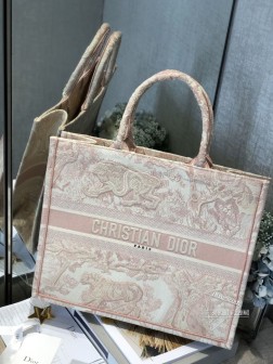 DIOR book tote 粉色丛林这款有多受追捧已然无需赘述任何人都能驾驭～ 出片根本不挑人 非常适合旅行 出差 随便往那一扔就是一张大片Obique是越看越顺眼那一卦 上手连造型都不用亲自凹面料挺阔耐脏耐磨 ～ 完美一百分都是形容它没有任何缺点每个拿到手的仙女都会知道这是买得最明智的一只 什么都能装进去 衣服 化妆品 帽子 甚至猫猫狗狗 必败就对了 minisize ： 42cmbook tote ：0780 #