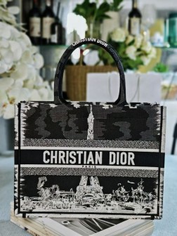 迪奥 新款：埃菲尔铁塔这款 Dior Book Tote 手袋由 Dior 女装创意总监玛丽亚·嘉茜娅·蔻丽 (Maria Grazia Chiuri) 设计，是体现 Dior 美学的主打产品。可收纳各种日常用品，通体饰以黑色和白色 Paris 图案刺绣，突显系列的主题，以生动的绘图风格彰显埃菲尔铁塔的迷人风采。中号款式，正面饰以 Christian Dior Paris 标志，彰显 Dior 的精湛工艺，可手提或肩背。正面饰以 Christian Dior Paris 标志内含防尘袋尺寸36.