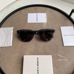 最新款Maison Margiela – MM007 系列 新款GM太阳镜，融合板材材质与圆润方形镜框，彰显品牌平衡的设计风范。左侧镜腿侧边饰有Maison Margiela马吉拉品牌标识，左镜腿末端内侧点缀Maison Margiela马吉拉数字标识——圆圈8，演绎醒目品牌基因，点睛整体造型。 正面 147.6mm, 镜脚 144mm 宽度 52.6mm, 高度 41.8mm 鼻梁 22mm秘特殊渠道货源秘㊣配图片最新白色独家全套包装(礼品袋+发票+外盒+内盒+眼镜布+磨砂镜腿袋)
