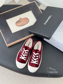 配白色飞机盒Chanel 25C隐藏款休闲小白鞋!Vintage感满满,中古复刻款get啦~小白鞋适 50