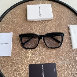 2025最新款Piana 系列 2025年最新款Piana型号 进口板材框架 经典的方形设计 镜片三个小钉装饰 镜腿打码清晰可见 鼻托位置界限清晰男女都可以很好的驾驭 正面 148.1mm, 镜脚 147mm宽度 63.3mm, 高度 49.1mm鼻梁 16mm㊣配图片白色独家全套包装(礼品袋+发票+外盒+内盒+眼镜布+磨砂镜腿袋)