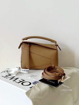 Loewe Puzzle Edge Mini 浅棕色 女包 棉质 轻便时尚