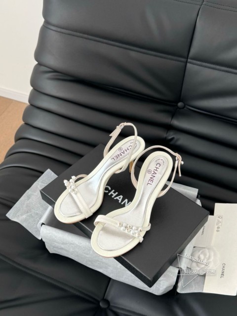 Chanel Vintage中古系列珍珠凉鞋简约而不简单的款，上脚特别显脚细。鞋面定制面，内里垫脚羊 484