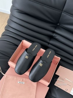 代购级别 Miumiu谬谬半拖原版购入开发 材料细节均与原版一致鞋面麂皮 内里羊皮 原版TPU大底S 1375