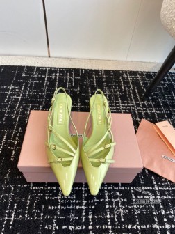 代购级MIU MI缪缪 2024早春新款后空凉鞋超级仙女 真的好甜再次击中少女心 柔软的鞋子,让所有 372