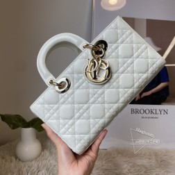 DIOR 全新 Lady D-Joy 手袋延续标志性 Cannage 藤格纹、D.I.0.R.字母吊饰、双手柄设计，包身演变为 East-West 扁长造型，相比方形包包显得更为随性利落。黑色款采用羊皮革制作而成，包包配有一条可拆卸链条肩带和一条可拆卸可调节的皮革肩带，可手提、肩背或斜挎，是日常造型的理想之选。尺寸：26x13.5x5cm