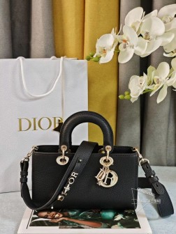 迪奥 新款小号黑色 这款 Lady D-Sire 手袋是二零二四春夏成衣系列新品，从 Lady Dior 手袋经典的优雅气质汲取灵感。融入休闲风格重新诠释，打造都市造型，轻盈的黑色粒面牛皮革触感柔软、经久耐用。小号款式，饰以浅金色饰面金属 D.I.O.R. 吊饰，为精美的轮廓增添一分灵动。搭配可拆卸的皮革细肩带，可手提或肩背。可拆卸、可调节的细肩带内部插袋内部拉链口袋可随心搭配其他 Dior 刺绣肩带内含防尘袋尺寸26X15X8厘米