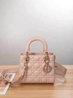 迪奥 胭脂粉My ABCDior四格小羊皮藤格纹手提包，搭配可个性化宽肩背带，随赠6枚徽章，淡金色金属配饰，个性化宽肩背带，点缀Dior徽章，可手提亦可肩背或斜挎。Size：20x16.5x8cm