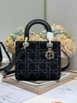 迪奥 【Lady Dio.r 】 粗花黑布配皮 五格戴妃调节肩带这款手袋集中体现了Dio.r 对典雅和美丽的深刻洞见。采用黑色牛皮革搭配粗花黑色帆布精心制作以标志性的藤格纹针脚打造绗缝细节高雅经典的设计经久不衰。饰以浅金Dior五金吊坠内配绒里，搭配调节肩带内部拉链口袋可手提、肩背或斜挎 尺寸：24×20×11厘米型号：77016