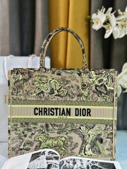 迪奥 2024新颜色 杏黄虎动物园 这款 Book Tote 手袋由 Dior 女装创意总监玛丽亚·嘉茜娅·蔻丽 (Maria Grazia Chiuri) 设计，是体现 Dior 美学的主打产品。通体饰以杏色和黄色 Reverse 茹伊印花刺绣，全新演绎经典图案，突显反色效果，可收纳各种日常用品。大号款式，正面饰以 Christian Dior Paris 标志，彰显 Dior 的精湛工艺，可手提或肩背。正面饰以 Christian Dior Paris 标志内含防尘袋尺寸42X35X18厘米