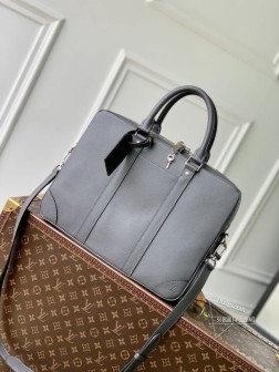 LV M11659 Porte Documents Voyage 小号手袋 Taga粒面皮革