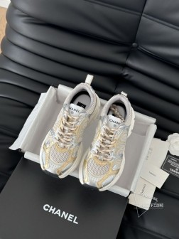 Chanel 25C新款熊猫运动休闲鞋百搭小白鞋 款式搭配不会出错撞色搭配活力满满啊 侧面压印log 186