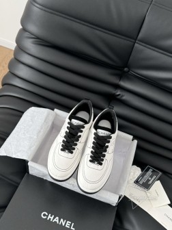 Chanel 25C新款运动休闲鞋百搭小白鞋 款式搭配不会出错撞色搭配活力满满啊 侧面刺绣logo 991