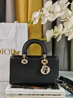 DIOR 新款小号黑色 这款 Lady D-Sire 手袋是二零二四春夏成衣系列新品，从 Lady Dior 手袋经典的优雅气质汲取灵感。融入休闲风格重新诠释，打造都市造型，轻盈的黑色粒面牛皮革触感柔软、经久耐用。小号款式，饰以浅金色饰面金属 D.I.O.R. 吊饰，为精美的轮廓增添一分灵动。搭配可拆卸的皮革细肩带，可手提或肩背。可拆卸、可调节的细肩带内部插袋内部拉链口袋可随心搭配其他 Dior 刺绣肩带内含防尘袋尺寸26X15X8厘米