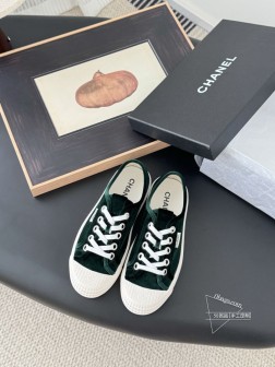 配白色飞机盒Chanel 25C隐藏款休闲小白鞋!Vintage感满满,中古复刻款get啦~小白鞋适 49