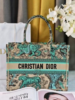 迪奥 2024新颜色 杏绿虎动物园 这款 Book Tote 手袋由 Dior 女装创意总监玛丽亚·嘉茜娅·蔻丽 (Maria Grazia Chiuri) 设计，是体现 Dior 美学的主打产品。通体饰以杏色和绿色 Reverse 茹伊印花刺绣，全新演绎经典图案，突显反色效果，可收纳各种日常用品。中号款式，正面饰以 Christian Dior Paris 标志，彰显 Dior 的精湛工艺，可手提或肩背。正面饰以 Christian Dior Paris 标志内含防尘袋尺寸36.5X27X16
