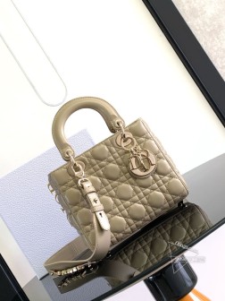 迪奥 四格金扣米色 这款 Lady Dior Dior 手袋集中体现了 Dior 对优雅和美丽的深刻洞见。采用黑色羊皮革精心制作，以藤格纹缉面线打造醒目的绗缝细节，时髦典雅的设计经久不衰。缀有浅金色饰面金属 D.I.O.R. 吊饰，彰显优雅气质。小号款式，设计别致，肩带可饰以徽章彰显个性，可手提或斜挎。可调节的宽肩带包含三枚徽章，可打造个性造型。总共可搭配六枚徽章装饰。内部拉链口袋可随心搭配其他 Dior 刺绣肩带内含防尘袋意大利制造尺寸：20 x 17 x 8 厘米（长 x 高 x 宽）型号杏