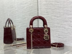 DIOR mini lady系列手袋集中体现了品牌对典雅和美丽的深刻洞见。采用黑色漆皮牛皮革精心制作，以藤格纹缉面线打造醒目的绗缝细节，时髦典雅的设计经久不衰。饰以标志性的浅金色饰面金属吊饰，为精美的轮廓增添一分灵动。这款迷你Lady 手袋搭配可拆卸的链条肩带，可手提、肩背或斜挎，是晚装的理想伴侣。·可拆卸链条肩带·内部拉链口袋·可随心搭配其他刺绣肩带内含防尘袋尺寸： 17157cm#  三格酒红漆皮
