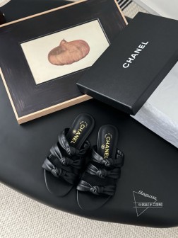 Chanel 25C早春玛丽珍拖鞋系列这一季的鞋子都很棒耶!纯黑色玛丽珍上脚很舒服鞋面皮质也很软,不 92