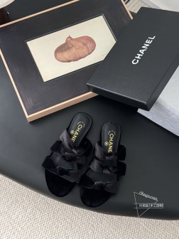 Chanel 25C早春玛丽珍拖鞋系列这一季的鞋子都很棒耶!纯黑色玛丽珍上脚很舒服鞋面皮质也很软,不 91