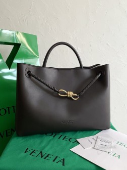 BV Andiamo 平纹牛皮巧克力色中号包 L 尺寸