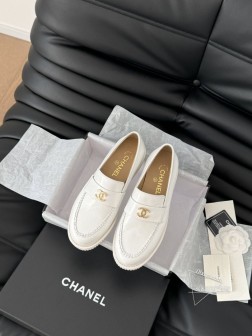 Chanel 25C新款乐福鞋这一季的乐福鞋很中规中矩复古帅气还随性黑金两个颜色 都值得入搭配完全无 600