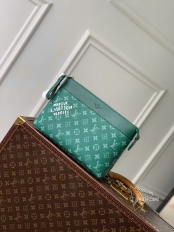 LV M12665 绿色POCHETTE VOYAGE SOUPLE 手拿包 高仿