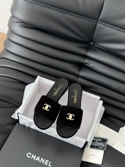 Chanel 25C新款书包扣拖鞋!这一季的蜜儿拖上脚太好看了上脚巨显细长 灰常滴高级!鞋面羊皮 内 958