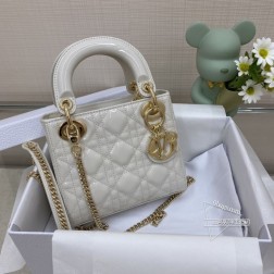 迪奥 mini lady系列手袋集中体现了品牌对典雅和美丽的深刻洞见。采用黑色漆皮牛皮革精心制作，以藤格纹缉面线打造醒目的绗缝细节，时髦典雅的设计经久不衰。饰以标志性的浅金色饰面金属吊饰，为精美的轮廓增添一分灵动。这款迷你Lady 手袋搭配可拆卸的链条肩带，可手提、肩背或斜挎，是晚装的理想伴侣。·可拆卸链条肩带·内部拉链口袋·可随心搭配其他刺绣肩带内含防尘袋尺寸： 17157cm#  三格米白漆皮