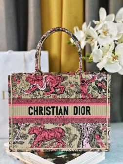 DIOR 2024新颜色 杏红虎动物园 这款 Book Tote 手袋由 Dior 女装创意总监玛丽亚·嘉茜娅·蔻丽 (Maria Grazia Chiuri) 设计，是体现 Dior 美学的主打产品。通体饰以杏色和红色 Reverse 茹伊印花刺绣，全新演绎经典图案，突显反色效果，可收纳各种日常用品。中号款式，正面饰以 Christian Dior Paris 标志，彰显 Dior 的精湛工艺，可手提或肩背。正面饰以 Christian Dior Paris 标志内含防尘袋尺寸36.5X27X