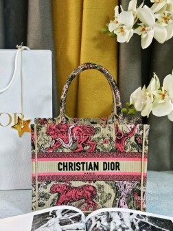 迪奥 2024新颜色 杏红虎动物园 这款 Book Tote 手袋由 Dior 女装创意总监玛丽亚·嘉茜娅·蔻丽 (Maria Grazia Chiuri) 设计，是体现 Dior 美学的主打产品。通体饰以杏色和红色 Reverse 茹伊印花刺绣，全新演绎经典图案，突显反色效果，可收纳各种日常用品。小号款式，正面饰以 Christian Dior Paris 标志，彰显 Dior 的精湛工艺，可手提或肩背。正面饰以 Christian Dior Paris 标志内含防尘袋尺寸26.5X21X14