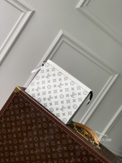 LV M61692 Monogram Eclipse 帆布 Pochette Voyage 中号手袋