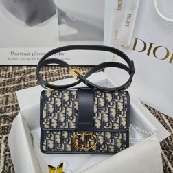 DIOR 蒙田30小号皮带款30 Montaigne2023年千呼万唤始出来终于出来皮带款小号迪奥蒙田包你拥有了吗经典永不过时,多年迭代更新迪奥dior 30蒙田包真的是2019年吃土也要入的一款包包!!!当年迪奥蒙田包虽然上新没多久,但是热度真的很好,各路明星们已经人手一个,网红们就更不用说迪奥蒙田包是属于越看越好看的包包,越看越喜欢面料是帆布花尺寸:21cm x 15.5x 5cm也算是不大不小百搭的一款,这个尺寸基本是不挑身高的而且肩带上有5个孔可以调节长短,真的设计很贴心,容量方面更不用