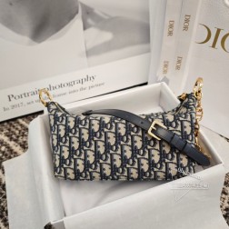 DIOR Star Hobo腋下包-STAR HOBO的灵感来源幸运星 拉链带有一颗标志性幸运星!!!饰以蓝色 Oblique 印花,廓形柔软,带有宽敞的隔层。拉链开合,搭配镌刻以 Di0r 经典星星标识的圆形饰牌, 侧面饰以精致的 CD 铆钉,更显格调。内部,配有卡槽。搭配可调节的 CD 链条肩带,并带有皮革带,提升肩背时的舒适度。-尺寸:28.5x14.5x10厘米(长x高×宽)肩带长度:53-62厘米- 一个隔层4个卡槽皮革和CD链环可调节拼接肩带