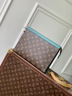 LV M12820 绿色POCHETTE VOYAGE 中号手拿包 Monogram材质