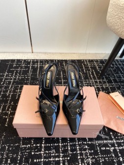 代购级MIU MI缪缪 2024早春新款后空凉鞋超级仙女 真的好甜再次击中少女心 柔软的鞋子,让所有 380