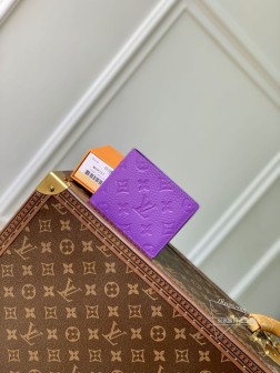 LV M69037 紫色 Multiple 钱夹，全粒面 Taurillon 皮革，经典 Monogram 压纹