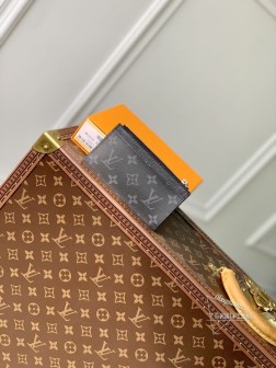 LV M64038 黑花 Coin 卡夹 Taiga皮革