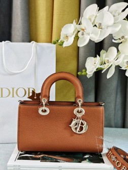 DIOR 新款小号棕色 这款 Lady D-Sire 手袋是二零二四春夏成衣系列新品，从 Lady Dior 手袋经典的优雅气质汲取灵感。融入休闲风格重新诠释，打造都市造型，轻盈的棕色粒面牛皮革触感柔软、经久耐用。小号款式，饰以浅金色饰面金属 D.I.O.R. 吊饰，为精美的轮廓增添一分灵动。搭配可拆卸的皮革细肩带，可手提或肩背。可拆卸、可调节的细肩带内部插袋内部拉链口袋可随心搭配其他 Dior 刺绣肩带内含防尘袋尺寸26X15X8厘米