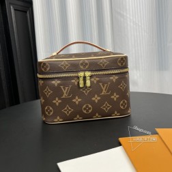 LV 42263 化妆包 小号 经典设计 搭配肩带或丝巾